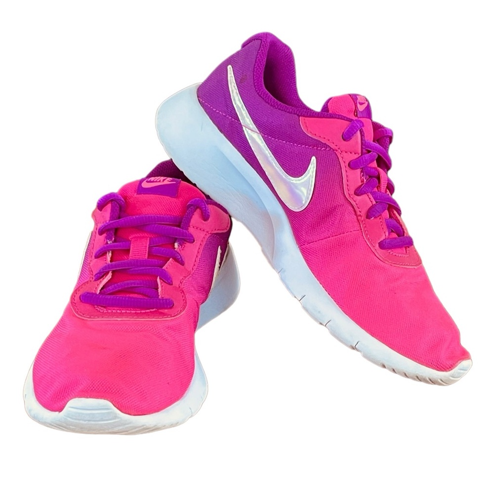 Nike Size 6Y Tanjun Print GS Sneaker 
Hyper Violet/Pink Blast/Deadly Pink